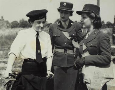 Two WACs chatting to a British WREN. (Digital archive reference MC 371/814)